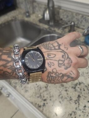 NIXON Time Teller Black And Gold Brand New Battery.